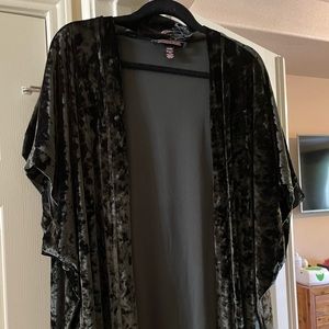 2/$30 Victoria’s Secret Black Velour Capsleeve Robe, Sz XS/S